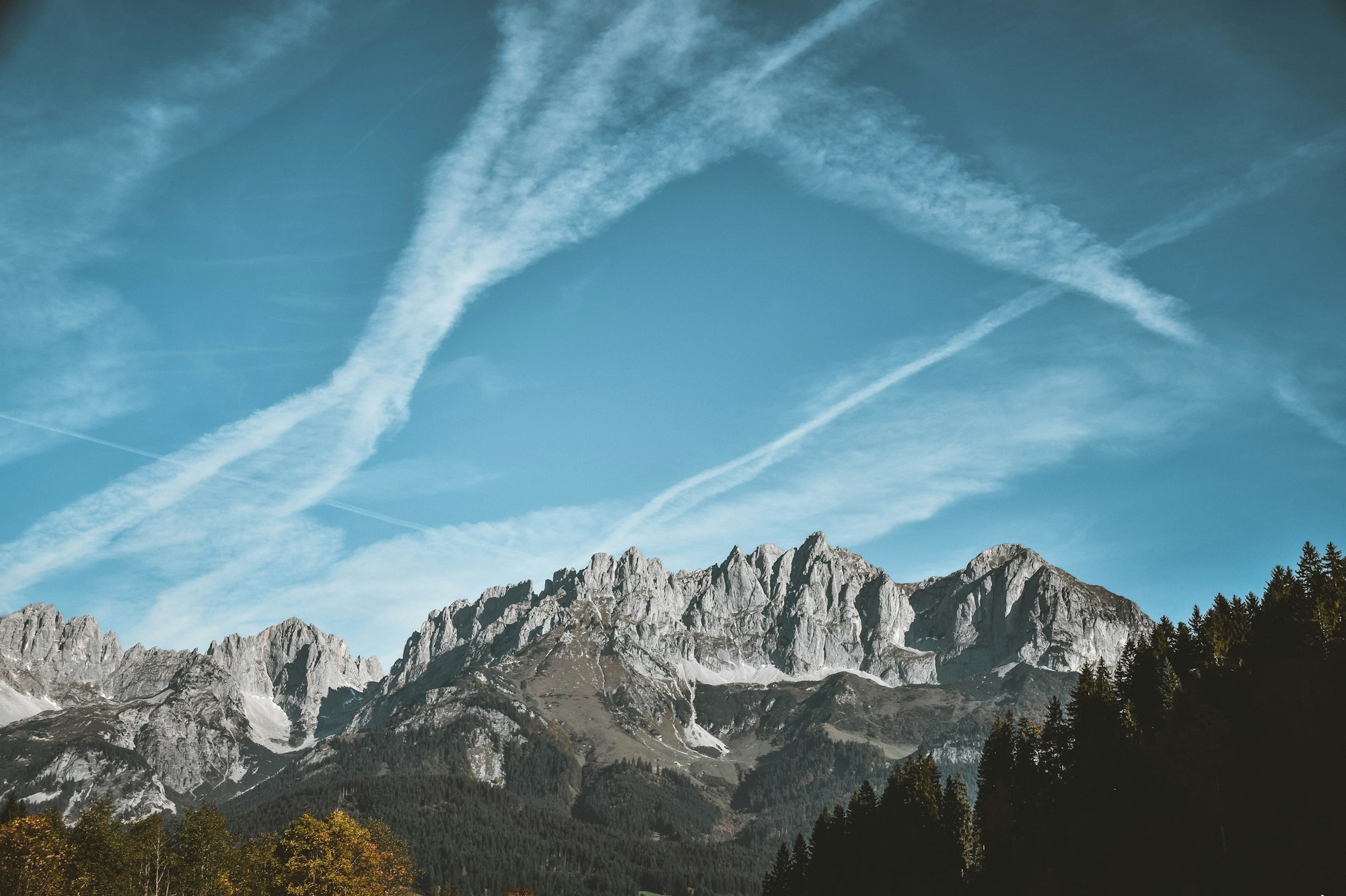 Felsgrat des Wilden Kaisers unter blauem Himmel